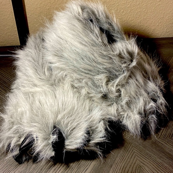 Bear claw fuzzy slippers - NWOT - Picture 1 of 4